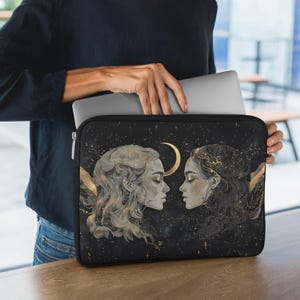 神聖な女性的ギャラクシーラップトップバッグ、女性パワーラップトップケース12 13 15インチ、ブラックスペースMacBookケース、女性アート、友人へのユニークなテクノロジーギフト