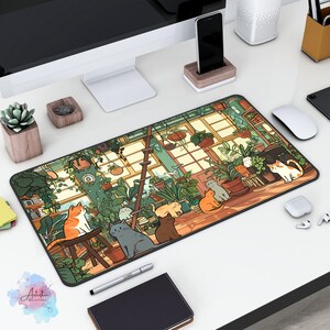 K&ouml;nnte beinhalten: Eine farbenfrohe illustrierte Mauspad mit einem Raum voller Pflanzen und Katzen. Die Katzen sind in verschiedenen Farben und sitzen, stehen und liegen im Raum. Der Raum hat gro&szlig;e Fenster und eine Leiter.