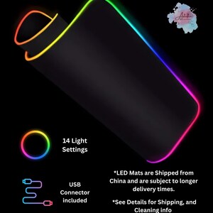 K&ouml;nnte beinhalten: Eine schwarze Mausmatte mit einem regenbogenfarbenen LED-Rand. Die Mausmatte hat 14 Lichteinstellungen und beinhaltet einen USB-Anschluss. *LED-Matten werden aus China versandt und unterliegen l&auml;ngeren Lieferzeiten. *Weitere Informationen zu Versand und Reinigung finden Sie hier