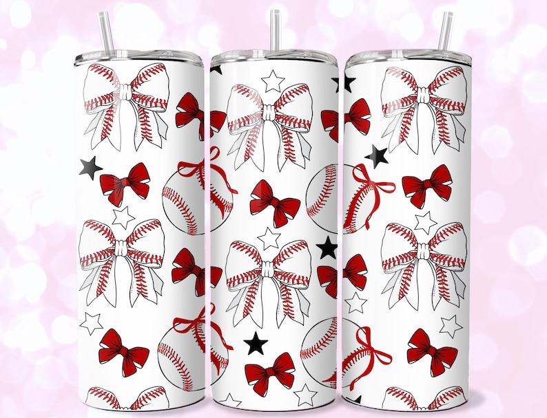 Puede incluir: Tres vasos de acero inoxidable blanco con un patr&oacute;n de b&eacute;isbol y lazo rojo. Los vasos tienen un fondo blanco con lazos rojos, pelotas de b&eacute;isbol y estrellas.