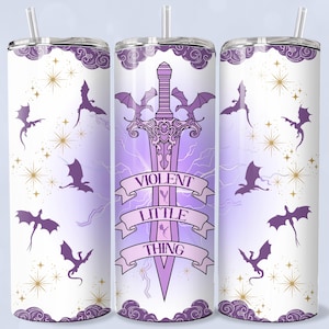 Puede incluir: Un vaso de acero inoxidable blanco con un diseño morado y blanco. El diseño presenta una espada con las palabras "Violent Little Thing" en ella. El fondo es un degradado morado con estrellas blancas y siluetas de dragones.