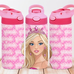 Puede incluir: Tres botellas de agua rosas con temática de princesa. Las botellas tienen una tapa rosa y un diseño rosa y blanco con la palabra "princesa" repetida. La botella central presenta una ilustración de princesa.