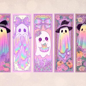 K&ouml;nnte beinhalten: F&uuml;nf rechteckige Illustrationen zeigen pastellfarbene Geister mit H&uuml;ten, Schleifen und K&uuml;rbissen. Jeder Geist hat ein einzigartiges Design, vor einem lavendelfarbenen Hintergrund mit floralen und dekorativen Elementen. Halloween-Thema.