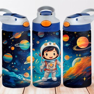 Puede incluir: Tres botellas de agua azules y naranjas con un diseño de temática espacial. Las botellas presentan un astronauta, planetas y estrellas.