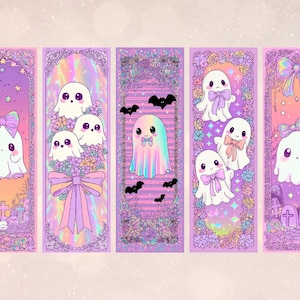 K&ouml;nnte beinhalten: Set aus f&uuml;nf skurrilen Lesezeichen mit niedlichen Geisterfiguren mit Schleifen, Flederm&auml;usen und floralen Akzenten. Die Farbpalette umfasst Lila-, Rosa- und Pastellt&ouml;ne und schafft eine vertr&auml;umte, Halloween-inspirierte &Auml;sthetik.