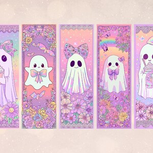 K&ouml;nnte beinhalten: F&uuml;nf skurrile Lesezeichen mit Cartoon-Geistern mit Schleifen, Blumen und Getr&auml;nken. Jedes Lesezeichen hat ein anderes Design mit einem Pastellfarbschema aus Rosa, Lila und Orange. Die Geister sind von floralen und Spitzen-Details umgeben.