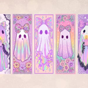 K&ouml;nnte beinhalten: F&uuml;nf illustrierte Geister-Lesezeichen in Pastellt&ouml;nen. Jeder Geist hat eine Schleife, und einige halten Kerzen oder einen K&uuml;rbis. Blumen- und Spinnennetz-Designs umrahmen die Geister und schaffen eine niedliche und gruselige &Auml;sthetik.