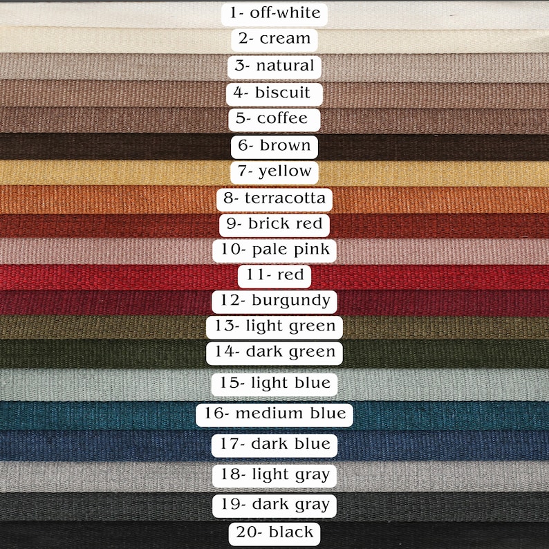 Pu&ograve; includere: Campionario di tessuti con 20 campioni di tessuto in vari colori, tra cui bianco sporco, crema, naturale, biscotto, caff&egrave;, marrone, giallo, terracotta, rosso mattone, rosa pallido, rosso, bordeaux, verde chiaro, verde scuro, blu chiaro, blu medio, blu scuro, grigio chiaro, grigio scuro e nero.