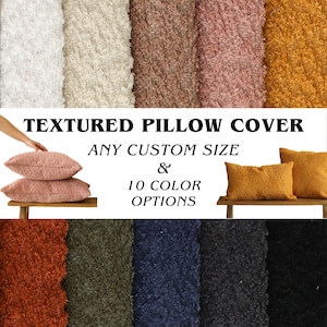 Könnte beinhalten: Eine Auswahl von 10 strukturierten Kissenbezügen in verschiedenen Farben, darunter Weiß, Beige, Rosa, Senfgelb, Orange, Grün, Blau, Grau und Schwarz. Die Kissenbezüge sind aus einem weichen, flauschigen Material gefertigt und in jeder beliebigen Größe erhältlich. "TEXTURED PILLOW COVER ANY CUSTOM SIZE & 10 COLOR OPTIONS" steht in weißer Schrift auf schwarzem Hintergrund.