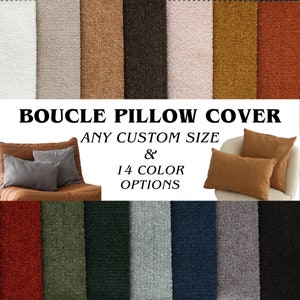 Può includere: Una collezione di 14 fodere per cuscini in bouclé di diversi colori. Le fodere per cuscini sono mostrate su due divani con il testo "BOUCLE PILLOW COVER ANY CUSTOM SIZE & 14 COLOR OPTIONS".