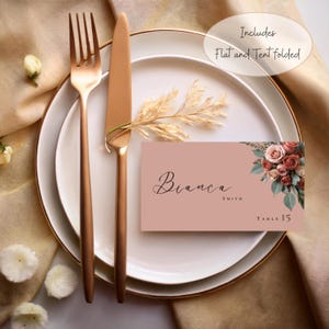 Plantilla de Canva para tarjetas de lugar de boda con diseño floral en color cedro rosa empolvado, tarjeta para nombre de mesa, plana y plegable, tarjeta para nombre de lugar #L2RSCD