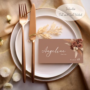 Cartões de lugar florais Pantone Mocha Mousse Color, modelo de casamento, modelo Canva, cartão de nome de mesa, plano e dobrável, capim-dos-pampas #L1RSMM