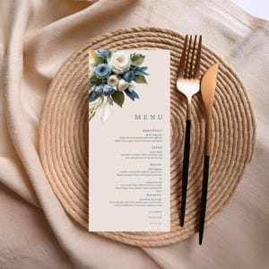 Stoffig blauw zachte witte bloemen bruiloft menusjabloon, Canva bewerkbare sjabloon, menu Fleur, direct downloaden, afdrukbaar menu #L2RSDB