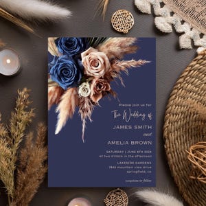 Invitación de boda floral azul marino y rosa dorado, plantilla editable de Canva, invitación floral de rosas para jardín, descarga instantánea, estilo bohemio pampeano #F7RSBG