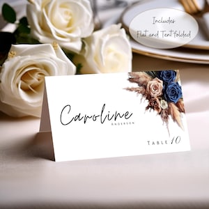 Plantilla para tarjetas de lugar de boda con diseño floral en azul marino y oro rosa, plantilla editable de Canva, tarjeta con nombre de mesa, plana y plegable, hierba de la pampa n.° F7RSBG