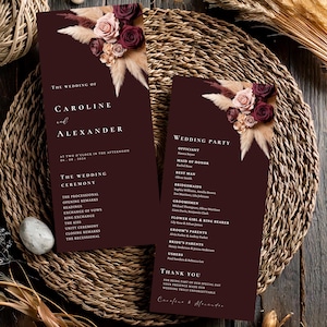Puede incluir: Una invitación de boda color burdeos con un diseño floral. La invitación incluye los nombres Caroline y Alexander, la fecha y la hora de la boda, y una lista de los eventos de la ceremonia de boda. La fiesta de bodas está listada en el lado derecho de la invitación.