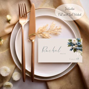 Modelo de cartões de lugar com estampa floral azul-claro e branco suave para casamento, modelo Canva, cartão de nome de mesa, plano e dobrável, cartão de nome de lugar #L2RSDB
