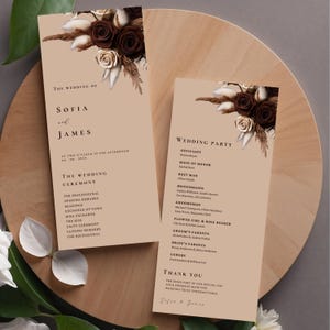 Puede incluir: Programa de la ceremonia de boda con un diseño floral marrón y crema. El programa enumera el orden de la ceremonia de boda y la fiesta de bodas. El texto dice "La boda de Sofía y James".