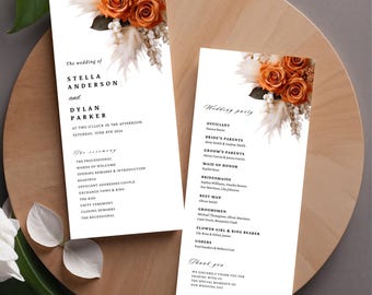 Könnte beinhalten: Hochzeitszeremonie-Programm mit einem floralen Design mit orangefarbenen Rosen und getrocknetem Pampasgras. Das Programm listet die Reihenfolge der Ereignisse für die Zeremonie und die Hochzeitsgesellschaft auf.