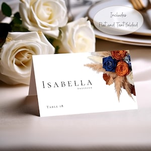 Modelo de cartões de lugar florais azul marinho e laranja queimado para casamento, modelo editável Canva, cartão de nome e número de mesa, plano e dobrado #F7RSNO