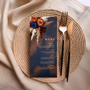 Plantilla de menú de boda con flores de rosas marrones, naranja quemado y azul marino, editable en Canva, descarga instantánea, hierba de pampa bohemia #F7RSNO