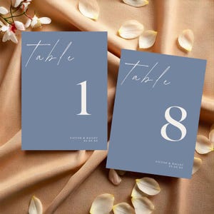 Placas de números para mesa de casamento em azul-poeira, modelo editável do Canva, cartão de número de mesa, cartão de número de mesa minimalista moderno, azul-névoa #W8PNDY