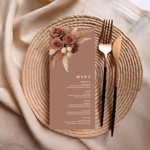 Mokka Mousse Farbe Pantone Blumenhochzeitsmenüvorlage, Canva bearbeitbar, Sofort-Download, Boho Pampas Rose Blume, druckbares Menü #L1RSMM