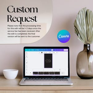 Może przedstawiać: Laptop wyświetlający interfejs projektowy Canva z czarnym szablonem zaproszenia z tekstem You're Cordially Invited. Powyżej znajduje się znak z napisem Custom Request i szczegółami przetwarzania. Widoczna jest mała biała miseczka oraz suszony liść palmy w wazonie.
