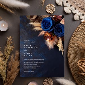 Invitación de boda con flores color azul marino, rosa cobre intenso, plantilla editable de Canva, descarga instantánea, estilo boho pampas floral #F7RSND