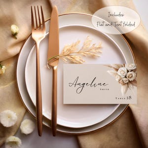Plantilla para tarjetas de lugar de boda con diseño floral en blanco, crema y beige, plantilla editable de Canva, tarjeta con nombre para mesa, diseño plano y plegable, hierba de la pampa n.° L1RSWC