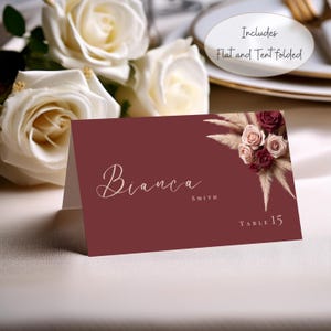 Plantilla para tarjetas de lugar de boda con diseño floral en color vino rosado, plantilla editable de Canva, tarjeta para nombre de mesa, plana y plegable, estilo bohemio de hierba de la pampa #L1RSWN