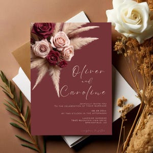 Invitación de boda con flores en color rosa ruborizado, plantilla editable de Canva, descarga instantánea, invitación editable, hierba de pampa bohemia #L1RSWN