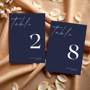 Placas de números de mesa de casamento azul marinho, modelo editável do Canva, cartão de número de mesa, cartão de número de mesa minimalista moderno #W8PNNB