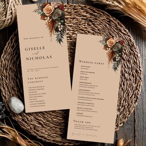 Pode incluir: Dois programas de cerimónia de casamento com arranjos florais em tons de castanho, verde e creme. Os programas apresentam os nomes "Giselle e Nicholas" e "Wedding Party" com detalhes do evento. Os programas estão sobre um tapete de mesa tecido.