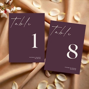 Placas de números de mesa de casamento roxas, modelo editável do Canva, cartão de número de mesa, cartão de número de mesa minimalista moderno, roxo escuro #W8PNPE