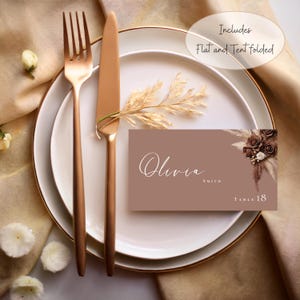 Modelo de cartões de lugar florais marrom chocolate para casamento, modelo editável Canva, cartão de nome de mesa, plano e dobrável, capim-dos-pampas boho #L1RSCB