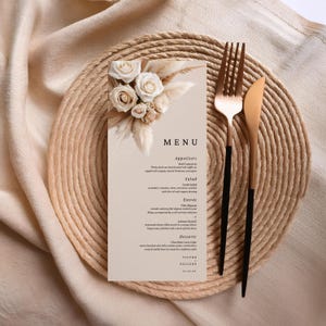 Modèle de Menu de mariage floral blanc crème roses roses, modèle modifiable sur toile, menu de table, téléchargement immédiat, herbe de la pampa bohème #L1RSWC