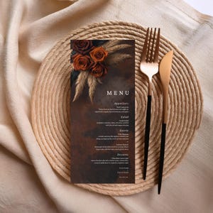 Plantilla de menú de boda con flores en color marrón óxido y naranja, editable en Canva, descarga instantánea, hierba de pampa bohemia, plantilla de menú imprimible #L1RSRO