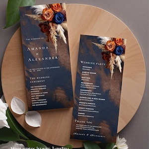 Può includere: Un programma per la cerimonia di matrimonio con sfondo blu scuro e dettagli dorati. Il programma presenta un design floreale con fiori arancioni e blu. Il testo include i nomi Amanda e Alexander, la data del matrimonio e l'ordine della cerimonia.
