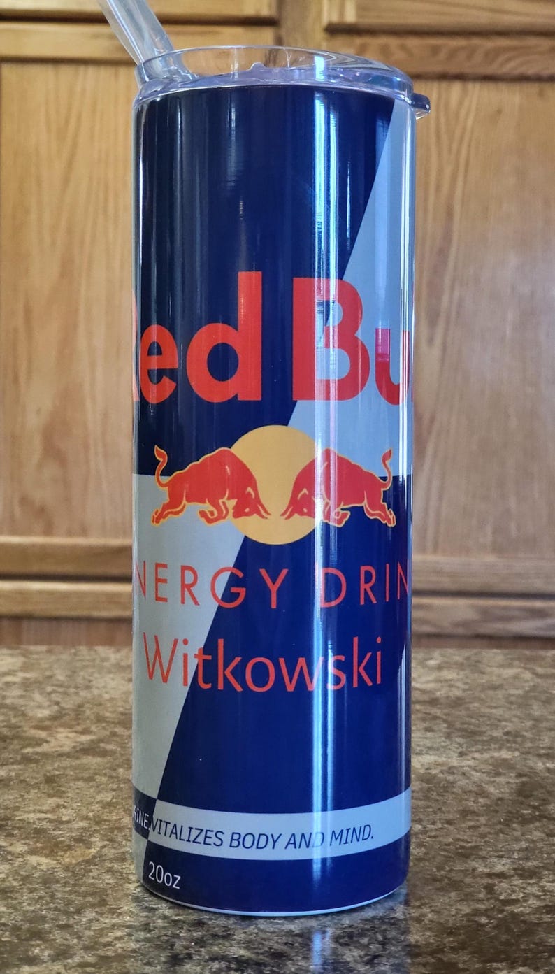 Pu&ograve; includere: Un bicchiere blu e bianco da 20oz con un logo Red Bull e il testo "Red Bull Energy Drink Witkowski" e "Vitlizes Body and Mind".