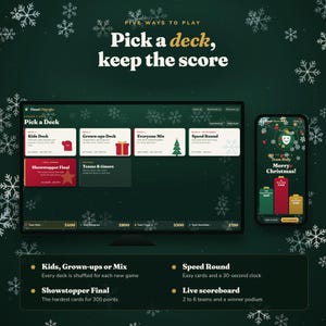 Op de afbeelding: Een digitale spelinterface genaamd Tinsel Charades weergegeven op een monitor en smartphone. Het scherm toont opties voor Kids, Grown-ups, Everyone Mix en Speed Round decks, plus een Showstopper Final, met een live scorebord en sneeuwvlokafbeeldingen.