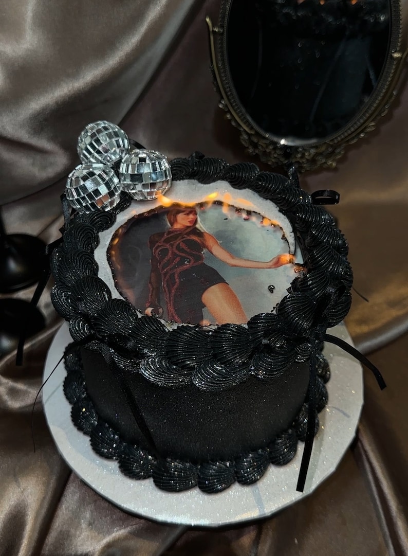 Taylor Swift Reputation Viral Burnaway Cake How To Guide as seen on TikTok image 1