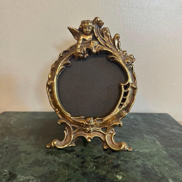 Marco de latón de querubín redondo vintage adornado