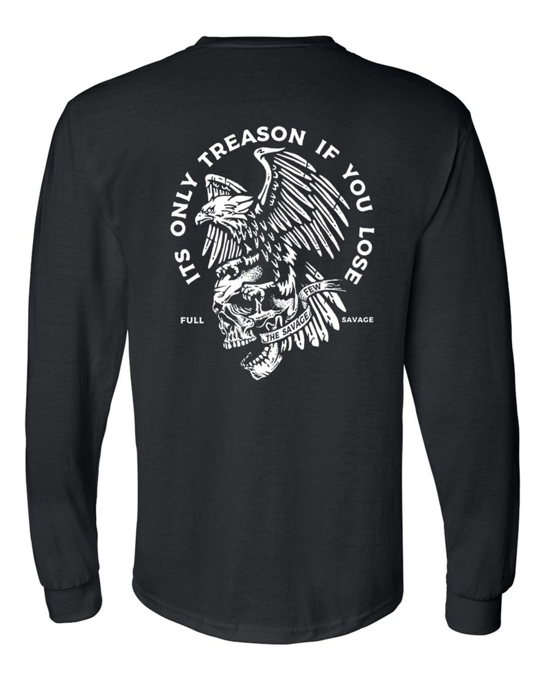 Pu&ograve; includere: Maglietta nera a maniche lunghe con grafica bianca sul retro. La grafica presenta un'aquila appollaiata su un teschio, con il testo "IT'S ONLY TREASON IF YOU LOSE" in un design circolare. Sono incluse anche le parole "FULL" e "SAVAGE".