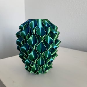 Beautiful 3D printed vase in multicolor filament
