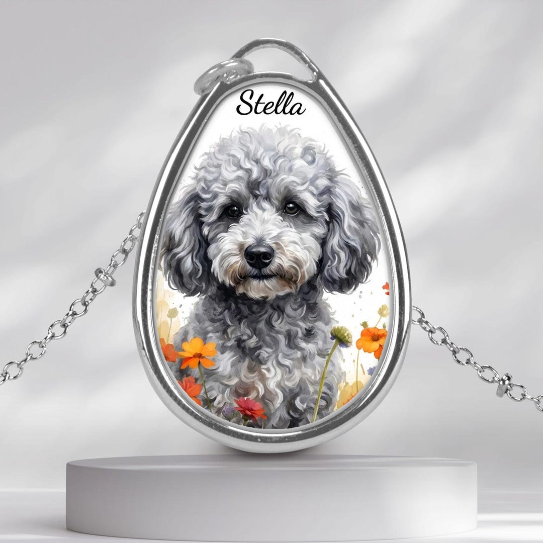 シルバーのトイプードルネックレスペンダント - 犬の名前入り