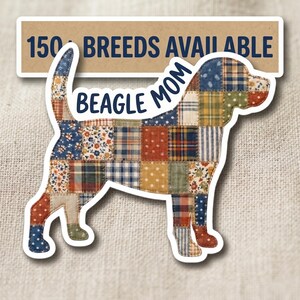 Puede incluir: Una pegatina con forma de perro beagle con un diseño de patchwork. El patchwork está hecho de varias telas en tonos azules, rojos, verdes y amarillos. El texto "BEAGLE MOM" está en un círculo blanco, y el texto "150+ BREEDS AVAILABLE" está encima del perro.