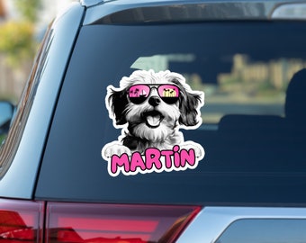 Naklejka na samochód Yorkiepoo: Pies podglądający w okularach przeciwsłonecznych – spersonalizowane imię dla zwierzaka