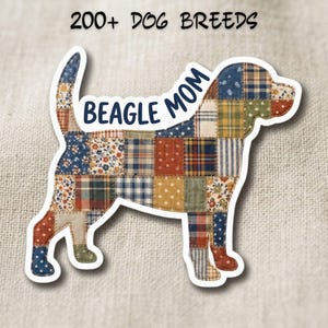Puede incluir: Una pegatina con forma de beagle con un diseño de patchwork en varios colores y patrones. El texto "BEAGLE MOM" está arqueado sobre la espalda del perro. Las palabras "200+ DOG BREEDS" están encima del perro.
