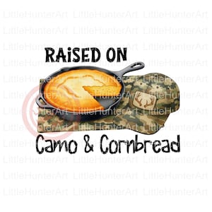 Puede incluir: Ilustración que presenta una sartén de hierro fundido con pan de maíz, una gorra de camuflaje con un emblema de cuernos de ciervo y el texto "RAISED ON Camo & Cornbread". El pan de maíz tiene una rebanada quitada.